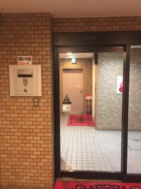 左のパネルの部屋番号を押すキーの下に鍵穴が有り、ドアが開きます。 - Rental Space DECO 御徒町＆新御徒町 2名様まで：✨遮光スクリーンで昼でも夜の映画館気分！設備沢山！の室内の写真