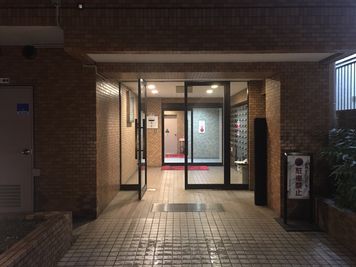 施設のエントランス部。防犯モニター設置で安心です。 - Rental Space DECO 御徒町＆新御徒町 2名様まで：✨遮光スクリーンで昼でも夜の映画館気分！設備沢山！の室内の写真