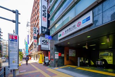 大江戸線・新宿西口駅から約20秒です。
JR新宿駅からは、晴天の日は地上から、
雨天・荒天・炎天の日は地下通路からお越しください。 - BLUE  eeSa レンタルスペース【BLUE eeSa】ﾌﾞﾙｰｲｰｻの外観の写真