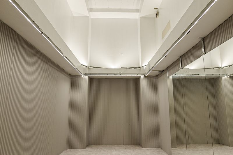 トタン波板を敷き詰めたソリッドな空間で、照明を活用してここだけでしか撮れない画づくりが可能です。 - in the house / Shibuya "Gallery" 4Fの室内の写真