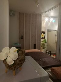 部屋１（電動昇降ベッド）
各部屋にベッド、椅子、ホットキャビ、お客様用ドレッサー、着替え入れ、ハンガーなど必要最低限のものがあります。 - プラスイチド 現役稼働中エステサロンとのスペース共有の室内の写真