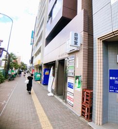 巣鴨駅から「自習室」の看板を目指して進んでください。 - 自習室KAKOI（巣鴨駅前店）旧名称：巣鴨駅前自習室 指定席：24番（半個室ブース）の入口の写真