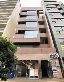 こちらのビルの５Fが「巣鴨駅前自習室」です。 - 自習室KAKOI（巣鴨駅前店）旧名称：巣鴨駅前自習室 指定席：36番（半個室ブース）の外観の写真