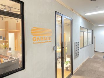 GARAGE MACHIDA 町田フリードリンク付レンタル完全個室（C席）/駐車場無料の入口の写真