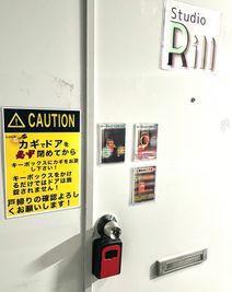 こちらのキーボックスに暗証番号を合わせ鍵を取り出しご入室ください。 - ダンスもできる貸し会議室　バファースペース  行徳駅前 貸し会議室　バファースペース 行徳駅前の入口の写真