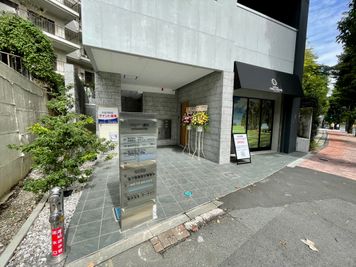 【「Frontier Building MinamiAoyama」という表示が目印です】 - 【閉店】TIME SHARING 南青山 【閉店】401の外観の写真