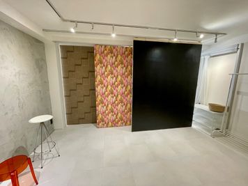 稼働壁は非常に重いので注意して取り扱いください。 - Photo Studio BP 中野新橋の室内の写真