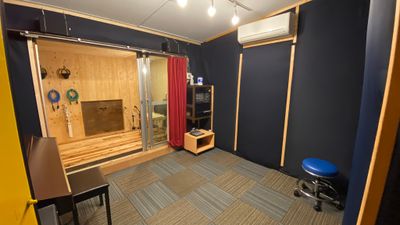 alt studioのBooth(防音部屋)です。音の反射を抑え、楽器の演奏や発声などに最適化された空間です。 - 音楽スタジオ「alt studio(オルトスタジオ)」  エンジニア付きレコーディングスタジオ alt studioの室内の写真