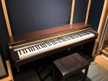 Roland製のピアノを完備しています。無料でご利用可能です。 - 音楽スタジオ「alt studio(オルトスタジオ)」  エンジニア付きレコーディングスタジオ alt studioの室内の写真