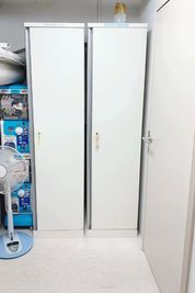 ロフト部分のお部屋には2つロッカーがございます - 新宿御苑前スタジオ レンタル撮影スタジオの室内の写真