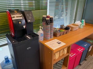 フリードリンク！コーヒー・紅茶など各種取り揃えております☕ - BIZcomfort仙台一番町 6名用会議室の設備の写真