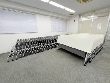 室内後方より使用する分だけ什器を取り出し、レイアウトを自由に設置ください。
※レイアウト変更はお客様にてお願いしております。 - 名古屋会議室 セントレイクレノン錦伏見店 第1会議室（セルフ設営）【室料30%オフ】 の室内の写真