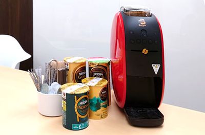 コーヒーなどフリードリンクサービスあります。 - Creative Lab. 代々木 会議室の設備の写真