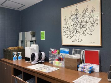 文房具や扇風機・ヒーターなど貸出備品が多くございます。 - PERSONAL SUITE 新橋 ROOM 4※完全個室※JR新橋駅徒歩3分！の設備の写真