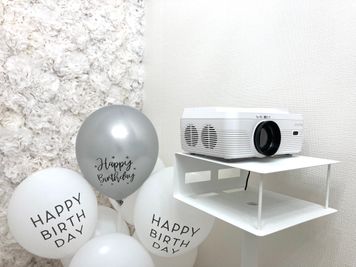 9000lmの，明るいプロジェクター
DVD一体型なので操作も簡単! - party coco 【NUMA部屋】本人不在の誕生日会の設備の写真