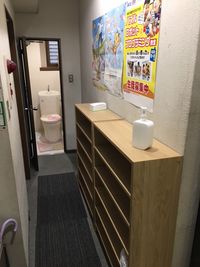 ワンフロア貸し切りとなるのでエレベーター横に専用のトイレもございます。 - 学童保育ブラウニーズ 多目的スペースの設備の写真