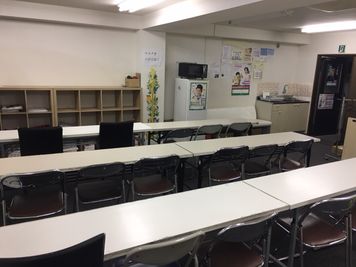 冷蔵庫・電子レンジ・簡易キッチンもございます。 - 学童保育ブラウニーズ 多目的スペースの設備の写真