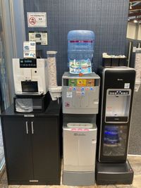 フリードリンクのご用意がございますので、ご自由にお飲みください。 - PERSONAL SUITE 新橋 ＜BOOTH22＞半個室空間※音漏れ対策中※の設備の写真