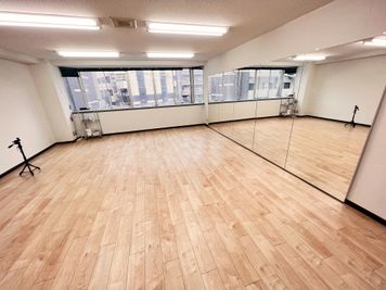 奥行4.5m x 横6.3mの広いダンススタジオです。グループレッスンでのご利用に最適です！ - スタジオキビス 江坂店 江坂のレンタルスタジオの室内の写真