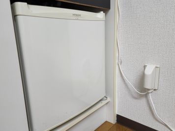 ミニ冷蔵庫 - れおのスペース お部屋タイプの小さな会議室/レンタルスペースの設備の写真