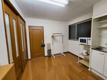 お部屋の雰囲気① - れおのスペース お部屋タイプの小さな会議室/レンタルスペースの設備の写真