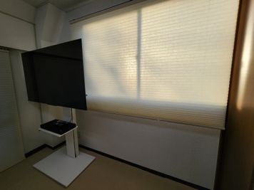 55型4Kテレビ/Blu-rayプレーヤー - れおのスペース お部屋タイプの小さな会議室/レンタルスペースの室内の写真
