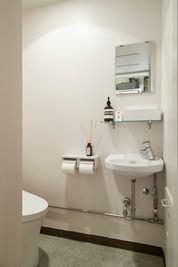 施設ないのトイレにはAesopのハンドソープを設置 - SPOT新宿マルイアネックスサイド 【新宿三丁目駅上】新宿駅至近デザイナーズレンタルスペースの室内の写真