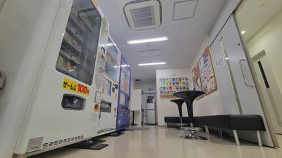 １F自販機コーナー - サム貸し会議室 301会議室【1名～15名】（３F）30平米の室内の写真