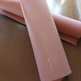 Yogaworks 3.5mm x 2枚※片付け(テーブル立てかけ＋クッション＋長座布団＋ラグカーペット)に余裕をもって予約下さい。 - Rental Space DECO 御徒町＆新御徒町 2名様まで：✨遮光スクリーンで昼でも夜の映画館気分！設備沢山！の室内の写真