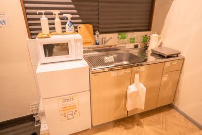 冷蔵庫/冷凍庫、電子レンジ、ケトル、IHクッキングヒーターなど充実のキッチン✨ - solaris 渋谷神泉店 【神泉駅徒歩6分】女性限定スペース solaris(ソラリス)の室内の写真