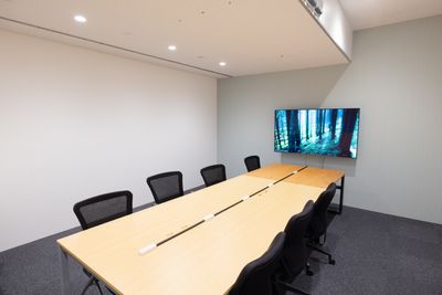【横浜駅から雨にも濡れずに直通徒歩2分】完全個室で大型テレビモニターがある会議室。多目的にさまざまな用途で使用できます。 - 横浜ワークスペース