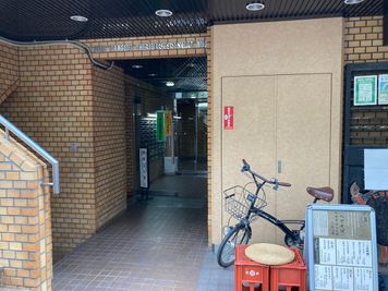 建物入口 - 【完全個室🍃】新宿御苑のレンタルサロン「サラビアンカ」 新宿御苑側のインスタ映えする🌺個室型レンタルサロン🍃の入口の写真