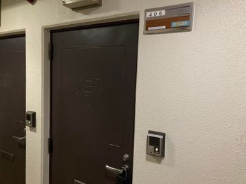 ４階の向かって右側、一番手前のお部屋です - 【完全個室🍃】新宿御苑のレンタルサロン「サラビアンカ」 新宿御苑側のインスタ映えする🌺個室型レンタルサロン🍃の入口の写真