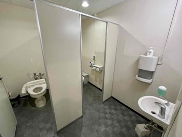 【2階女性トイレ（個室×2）】 - TIME SHARING 渋谷神南 	TIME SHARING WORK 渋谷神南（席貸し）の設備の写真