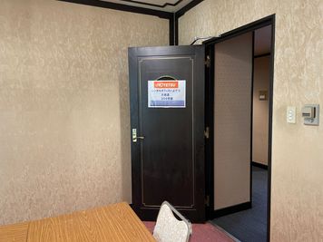 部屋番号を記載した扉。 - レンタルオフィスいよてつ大街道 204号室の室内の写真