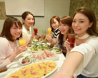 リリーバンケット【貸切・結婚式二次会・パーティー・宴会】 イベント、誕生日会、撮影会の室内の写真