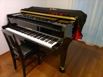 オープンに合わせて2022年11月に納品した新品カワイGL-10。コンパクトながらまろやかで深みのある音色が魅力的なピアノ。カワイMPAによる調律は6か月毎。 - 音楽練習室「スタジオショパン」～新品グランドピアノ、管楽器ＯＫ～ レンタルスタジオ、音楽スタジオ、リモートワーク、レンタルスペースの設備の写真