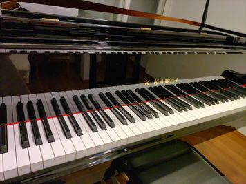 GL-10は、バランスの良いタッチ感が魅力的。初心者から上級者まで満足のいく練習が出来ます☆調律はカワイMPAにより6か月毎に実施しています。 - 音楽練習室「スタジオショパン」～新品グランドピアノ、管楽器ＯＫ～ レンタルスタジオ、音楽スタジオ、リモートワーク、レンタルスペースの設備の写真