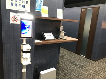 入口には体温計測器やアルコールを設置しております。 - PERSONAL SUITE 吉祥寺 ＜PREMIUM BOOTH1＞上下可動式の机をご用意♪の入口の写真