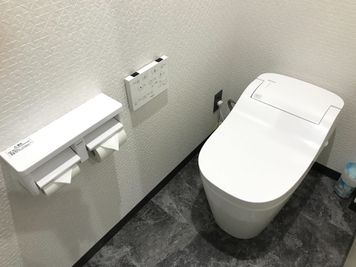 施設内に男女別のお手洗いがございます。 - PERSONAL SUITE 吉祥寺 ＜PREMIUM BOOTH1＞上下可動式の机をご用意♪のその他の写真