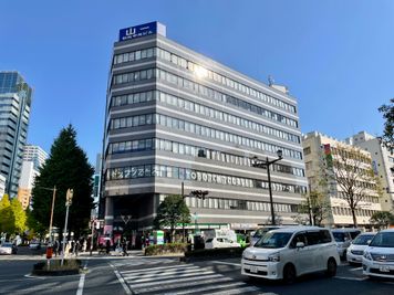 【外観_1階にファミリーマートが入っているビルです】 - 山一仙台中央ビル4階 カンファレンスルーム  山一仙台中央ビル4階 カンファレンスルームの室内の写真