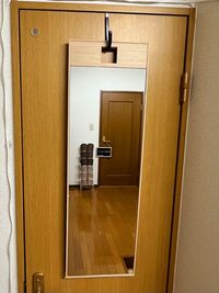 トイレドアに簡易鏡がございます - れおのスペース お部屋タイプの小さな会議室/レンタルスペースの設備の写真