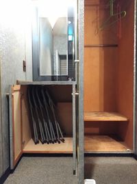 入口正面の棚に補助用折りたたみイスが5脚入っています。ご自由にお使いください。 - モーリイソノビル１階 レンタルスペースの設備の写真