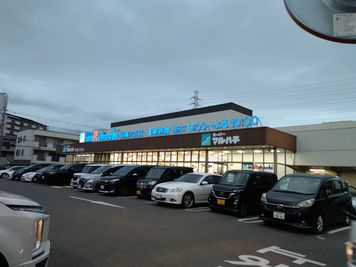 東に徒歩3分のところにある「スーパーマルハチ武庫之荘店」。ご家族が練習中にお買い物も出来て便利ですよ🍒
【営業時間9：00～22：00】 - 音楽練習室「スタジオショパン」～新品グランドピアノ、管楽器ＯＫ～ レンタルスタジオ、音楽スタジオ、リモートワーク、レンタルスペースのその他の写真