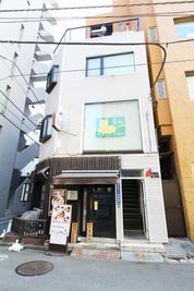 1Fはラーメン屋さん、2Fは飲み屋さん！ - 神田西口エスプリ 【ネット故障中です】神田駅５分、西口通り近くの貸しスペース！の外観の写真