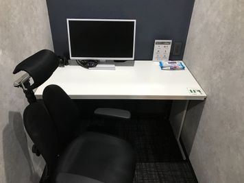 ヘッドレストがついたビジネスチェアです。 - PERSONAL SUITE 吉祥寺 ＜BOOTH12＞半個室空間※音漏れ対策実施中※の室内の写真