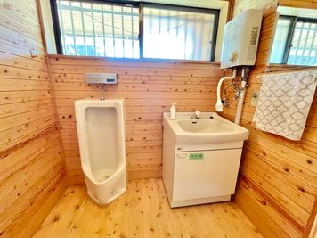 入口右側、男子トイレと手洗い場です。 - 光楽園ピラミッドハウスの室内の写真