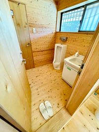 入口右側、男子トイレと手洗い場です。 - 光楽園ピラミッドハウスの室内の写真