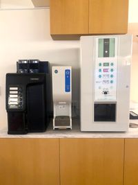 珈琲・紅茶・お水・お湯をフリードリンクでお楽しみいただけます！ - Workmedi新宿 Workmedi会議室Dの室内の写真