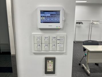 【室内の電気スイッチは細かくON/OFFが出来るので、プロジェクター投影時は前方だけ消すことも可能です。エアコンは会議室単体なのでお好きな室温に調整できます】 - 【閉店】TIME SHARING 赤坂見附 タク・赤坂ビル 【閉店】B1階の設備の写真